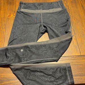 Lululemon high reflectivity running tights/leggings in Black Snake size 6